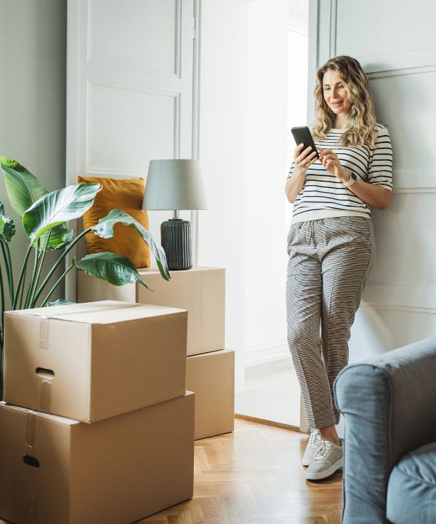 Femme qui prépare sont déménagement en ligne